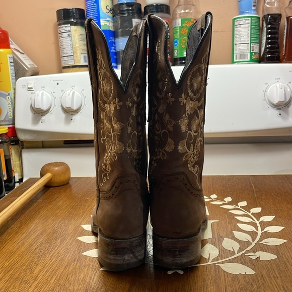 Women's JOE EXCLUSIVE brown boot with white flowers. Size 6.5 - Picture 2 of 8